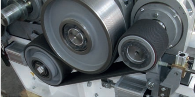 Correa dentada con correa acanalada PK adicional para accionamiento de molino